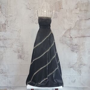 Coty Beaded Evening Gown Black and Silver Womens Size 10 ( Runs Small )